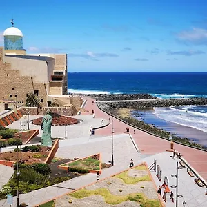 https://apartamento-en-primera-linea-de-playa-las-canteras.in-canary-islands.com